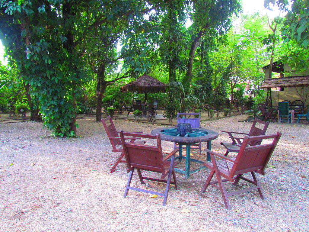 Chitwan Gaida Lodge Sauraha Exterior photo